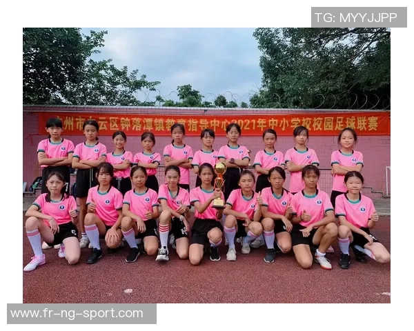 小学女子足球比赛展现青春活力与团队精神的精彩瞬间 小学女子足球比赛展现青春活力与团队精神的精彩瞬间